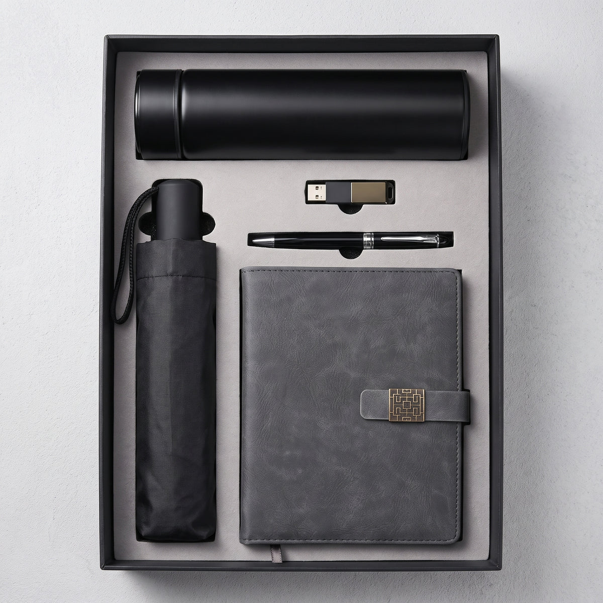 Coffret d'Affaires VIP 5-en-1 Personnalisé : Carnet Cuir, Bouteille Isotherme, USB, Parapluie & Stylo Métal Image principale du produit