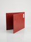 Porte-certificat A4 en similicuir rouge profond, ouvert sur un bureau.