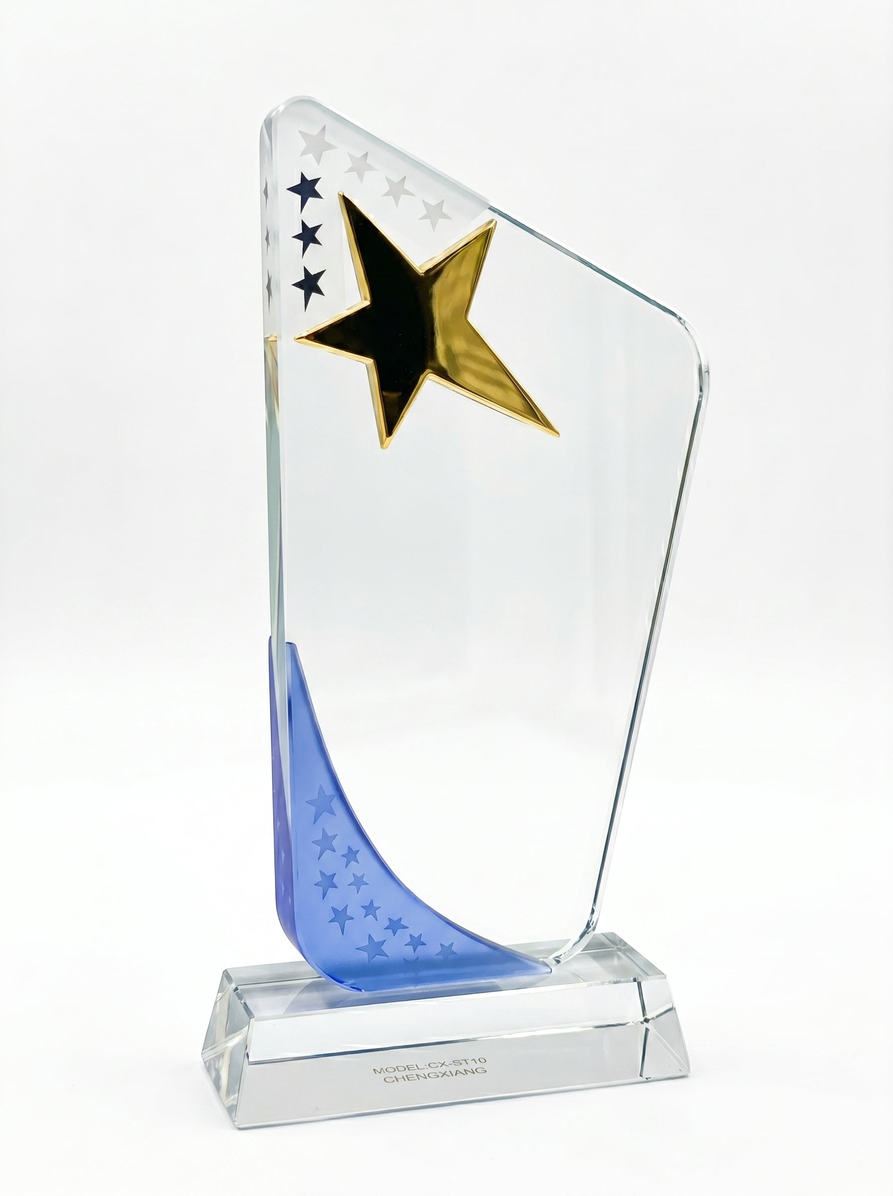 Trophée en verre personnalisé avec étoile dorée en relief et vague bleue sur socle transparent