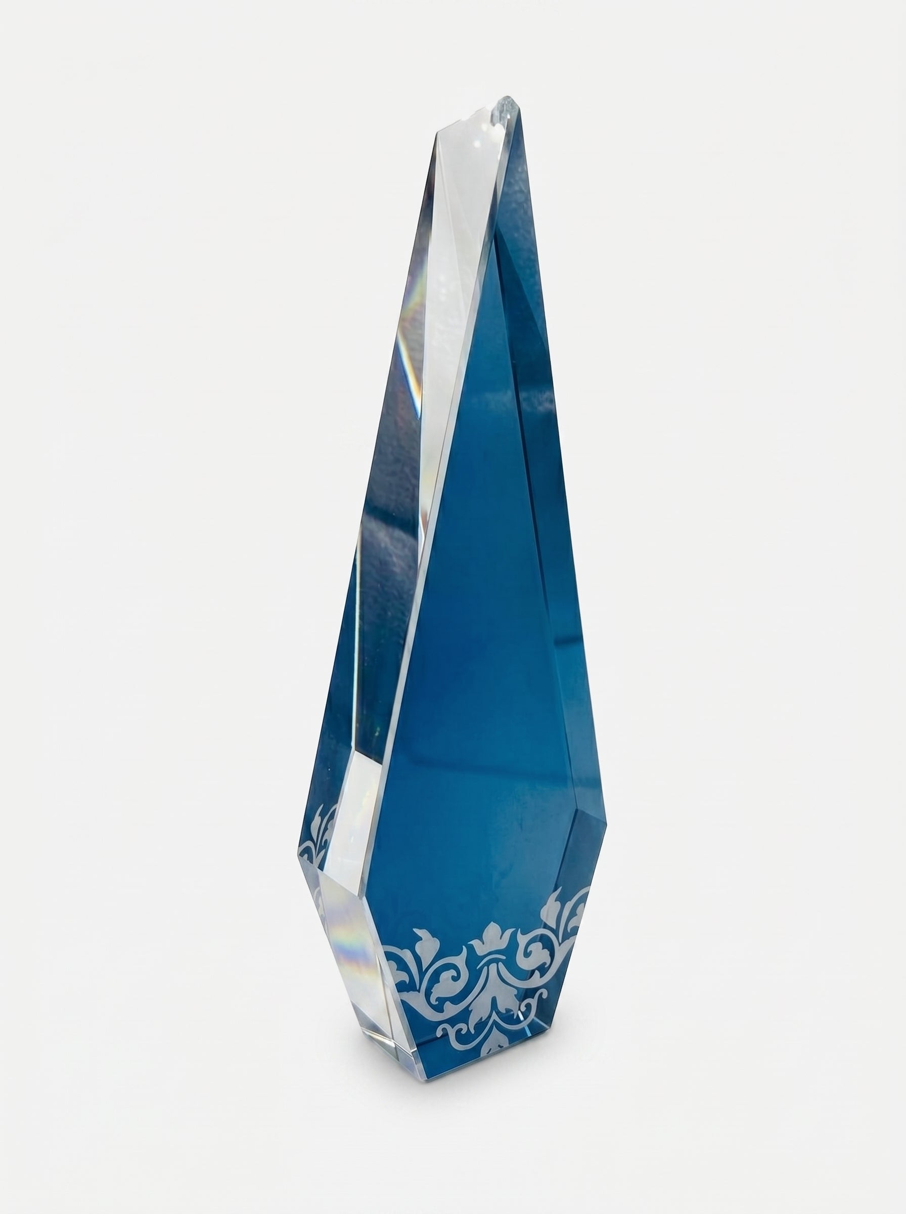Trophée en verre personnalisé en cristal bleu biseauté avec motifs élégants
