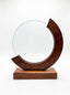 Trophée verre et bois au design circulaire avec cadre en croissant sur un bureau