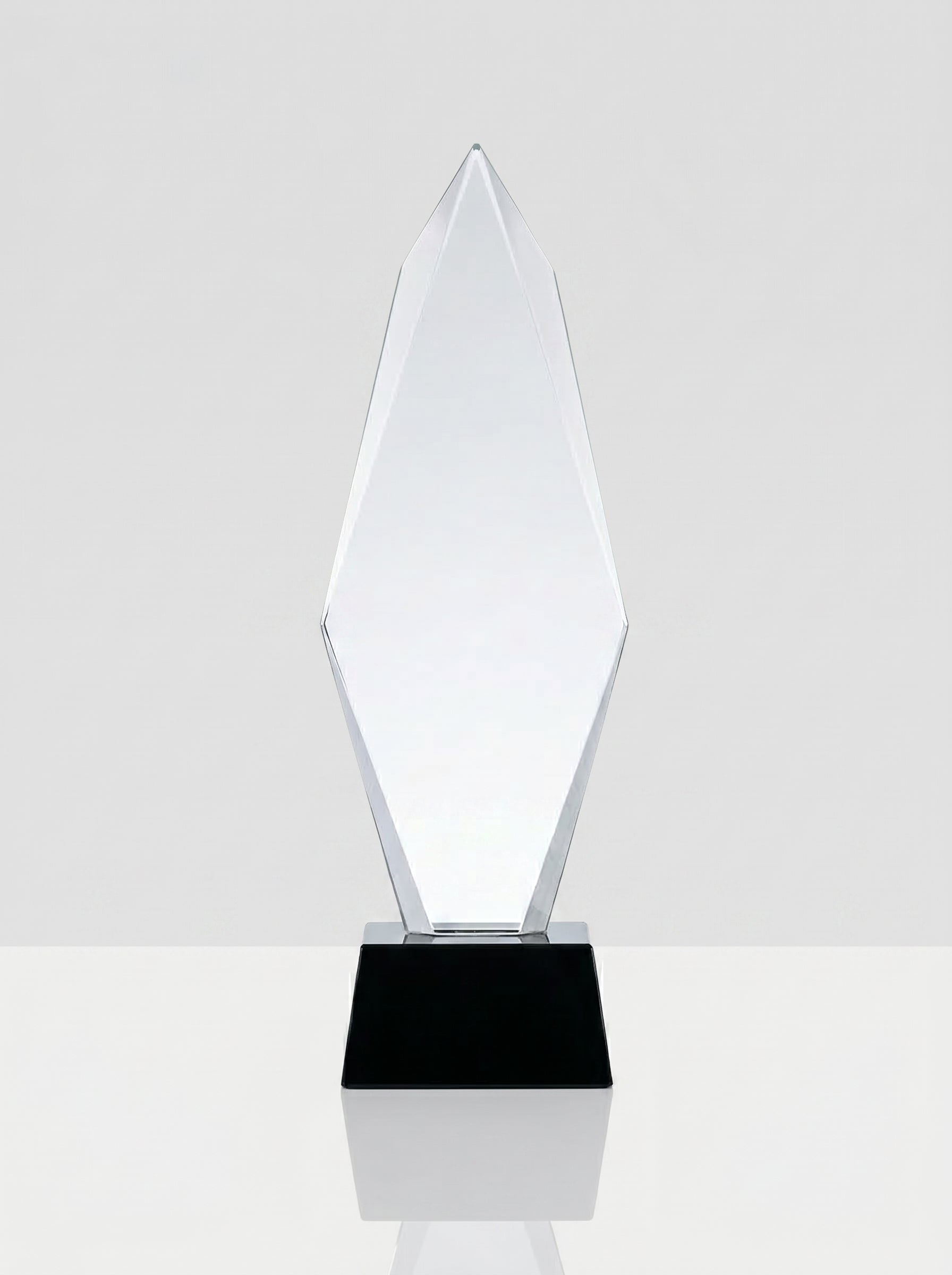 Trophée en verre personnalisé en forme de diamant biseauté sur socle noir Image principale du produit