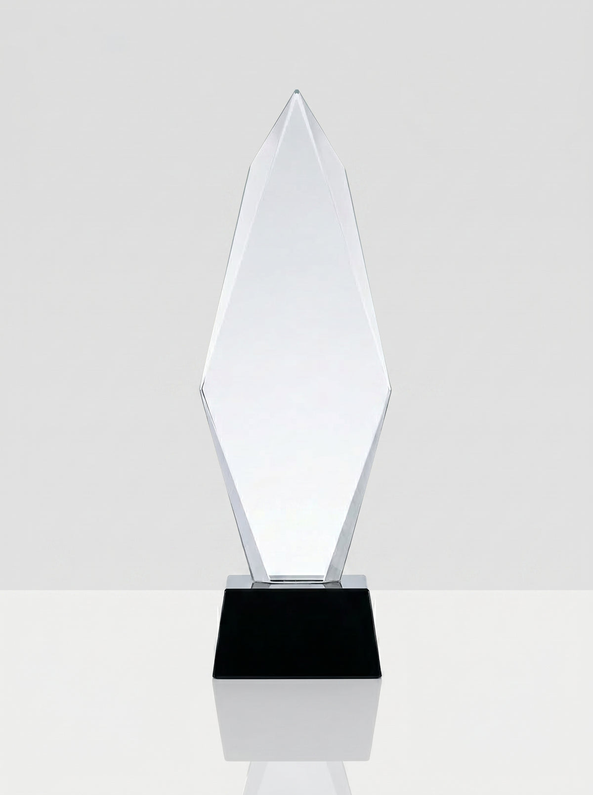 Trophée en verre personnalisé en forme de diamant biseauté sur socle noir