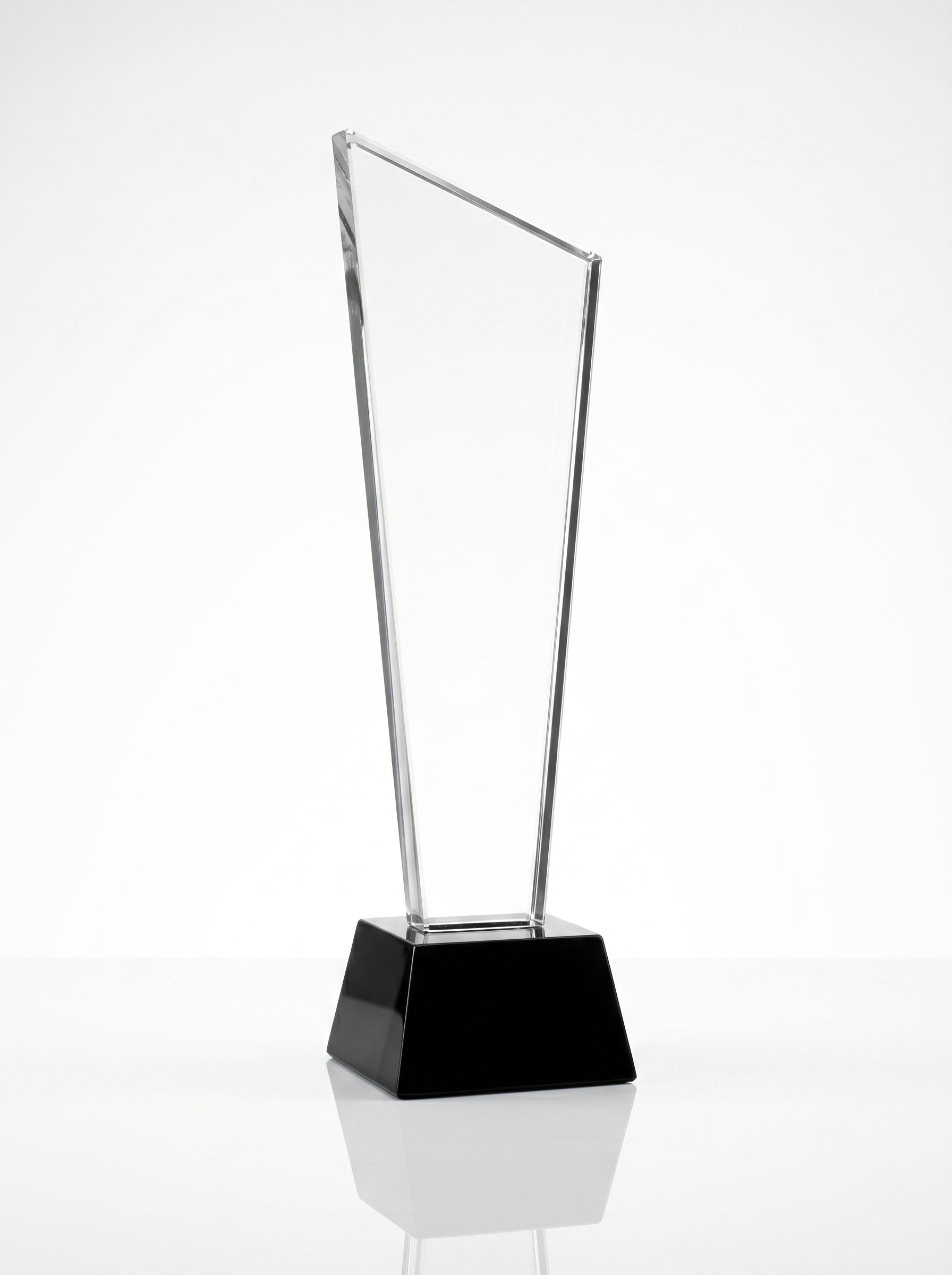 Trophée en verre personnalisé avec coupe biseautée moderne sur un socle noir brillant