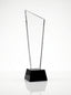 Trophée en verre personnalisé avec coupe biseautée moderne sur un socle noir brillant