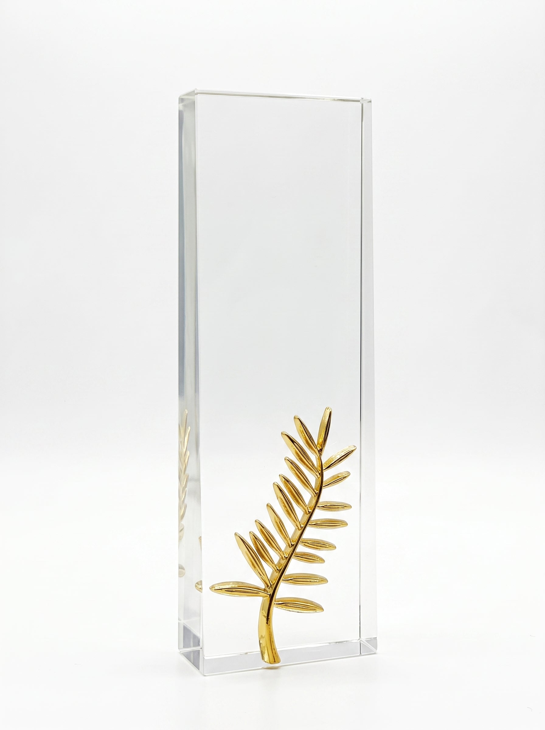 Trophée en verre personnalisé avec motif palme dorée posé sur un bureau moderne Image principale du produit