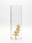 Trophée en verre personnalisé avec motif palme dorée posé sur un bureau moderne