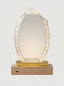 Trophée en verre lumineux LED avec socle en bois clair, port USB-C et couronne de lauriers gravée pour récompense entreprise personnalisée.